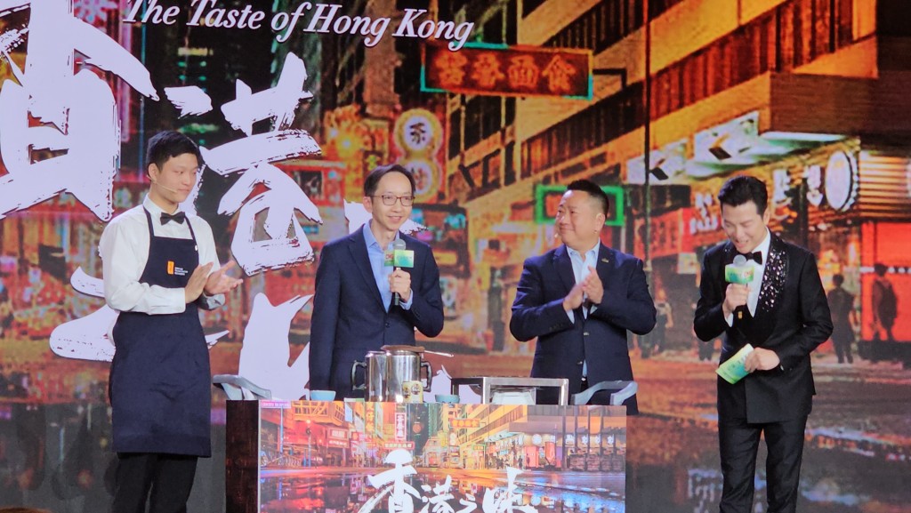 港台副广播处长施金奖（左二）联同中华厨艺学院毕业生麦嘉俊（左一）及总教导员张家荣（右二）一同启动《香港之味》开镜仪式。