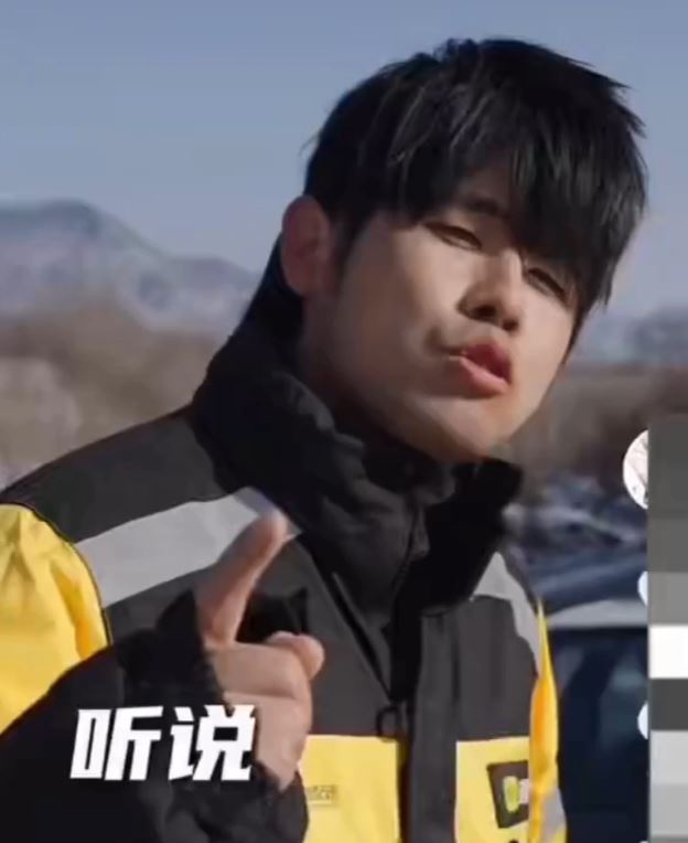 卷倫在影片出鏡。影片截圖