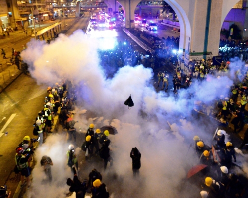 警方在上環信德中心外,施放催淚彈驅散人群。資料圖片