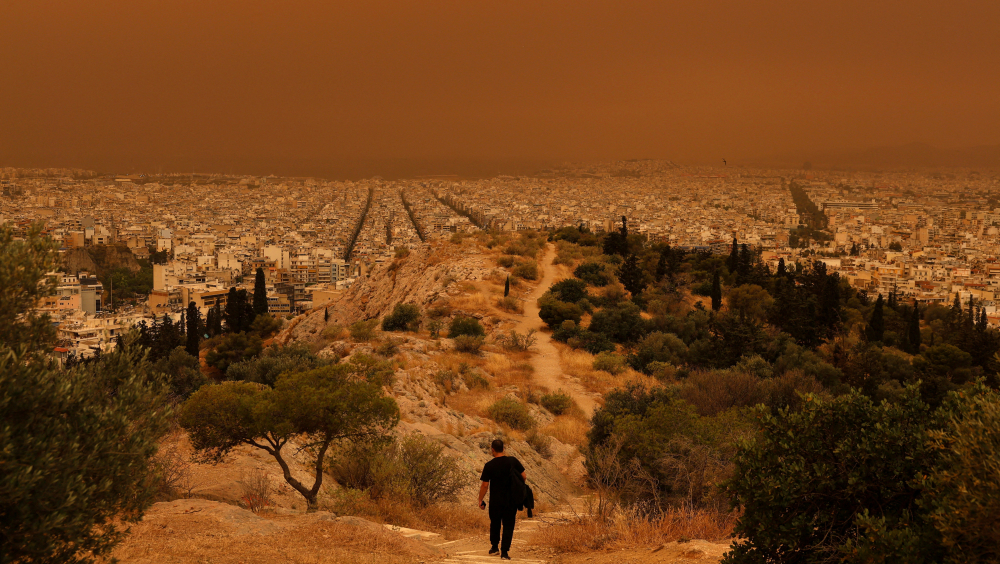 北非沙塵暴籠罩，雅典變橙色。 路透社