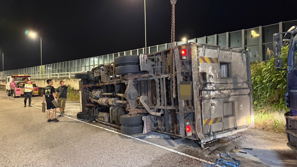 中型貨車向右翻側,司機一度被困車內。蔡楚輝攝 中型貨車向右翻側,司機一度被困車內。蔡楚輝攝