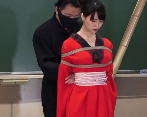 「束縛」研討會現場還有真人模特兒親自示範。網圖