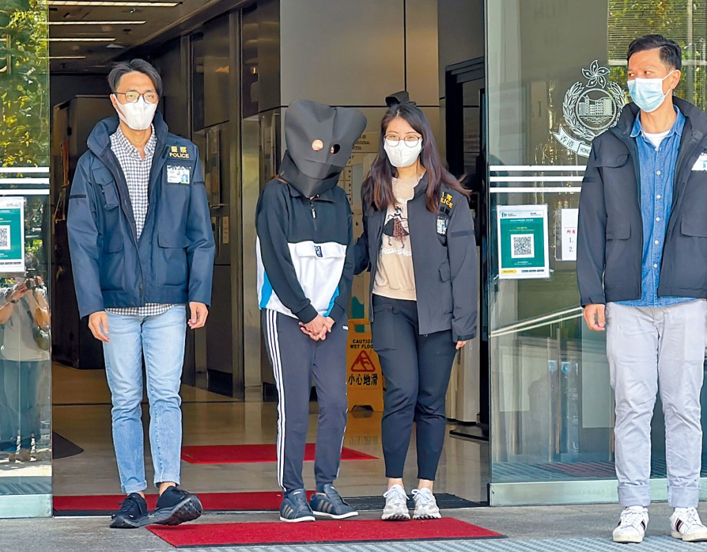 警方拘捕涉案女教師。