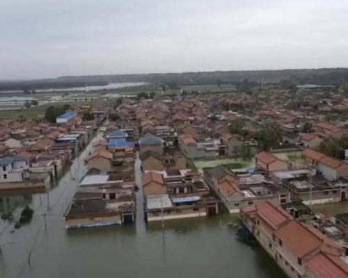 山西荊平村連續5日被洪水淹沒。