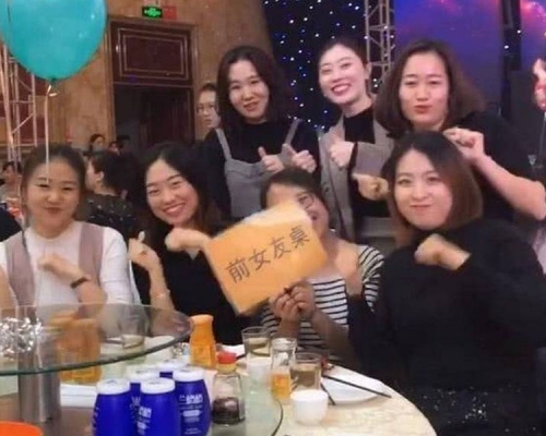 7名女士手持「前女友桌」字卡合照，意外地毫無芥蒂。（網圖）