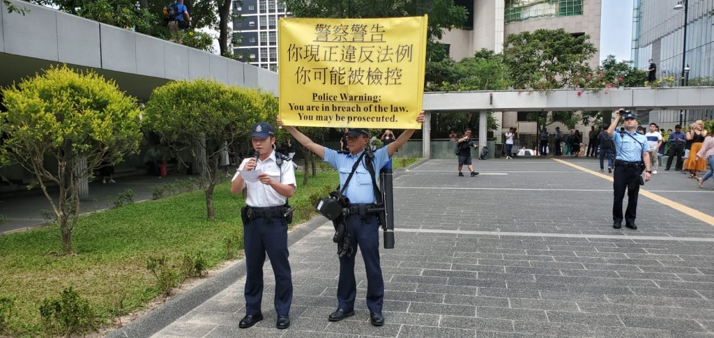 警員一度在遮打花園舉起黃旗。