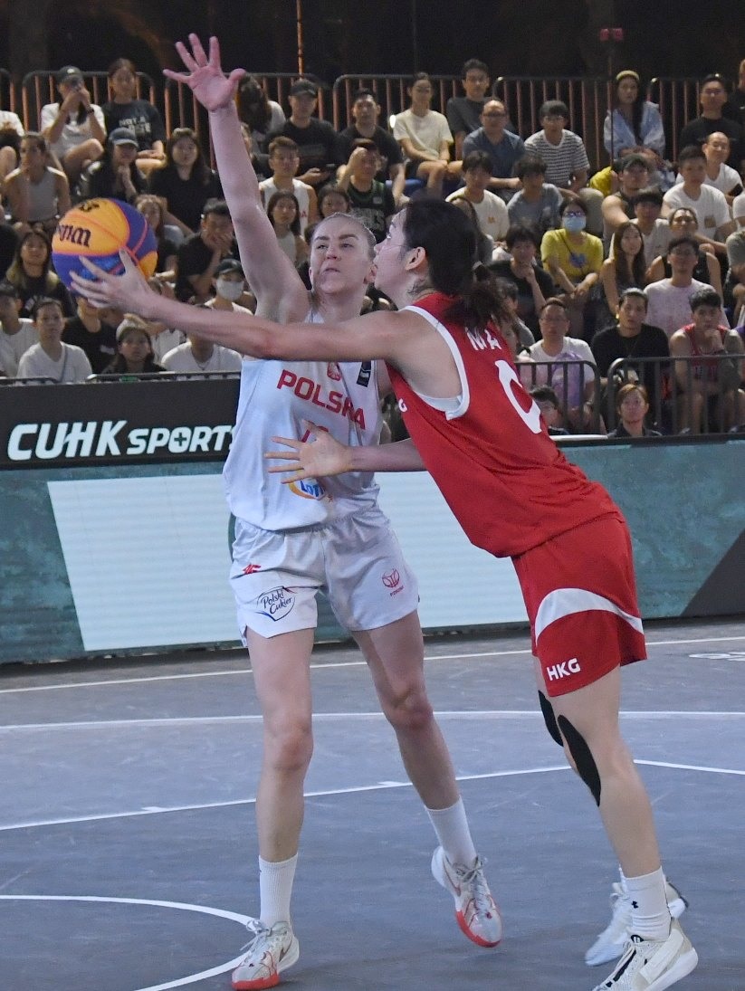  FIBA 3x3 篮球巴黎奥运资格赛，香港女子队恶斗波兰，马丹凤进攻。 吴家祺摄