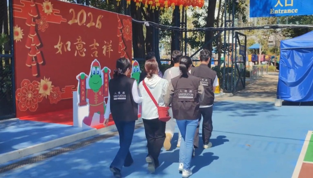 於年宵市場中被捕的其中兩名黑工。