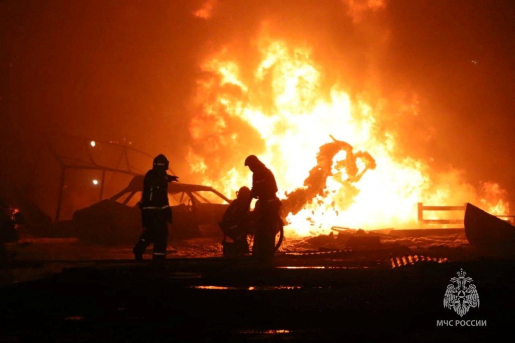 消防員在俄羅斯馬哈奇卡拉市加油站發生爆炸後在事故現場工作。俄緊急情況部