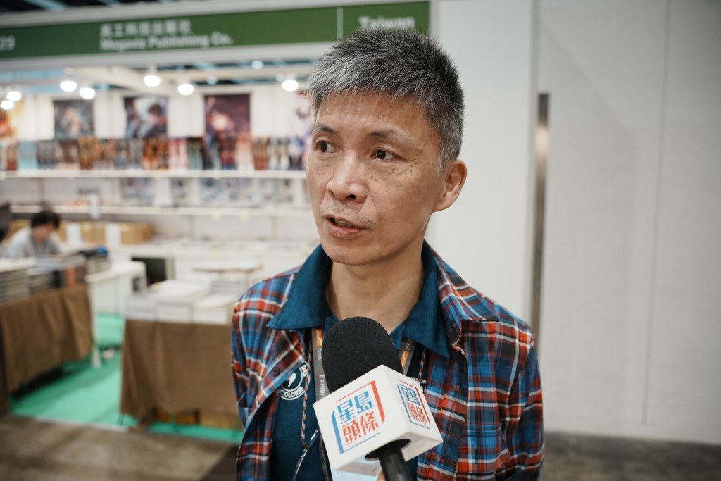 書商遠足文化負責人張鑫峰表示,來港參加書展十幾年,第一次因為颱風停業一整天,直言希望主辦有更多補償措施。汪旭峰攝 書商遠足文化負責人張鑫峰表示,來港參加書展十幾年,第一次因為颱風停業一整天,直言希望主辦有更多補償措施。汪旭峰攝