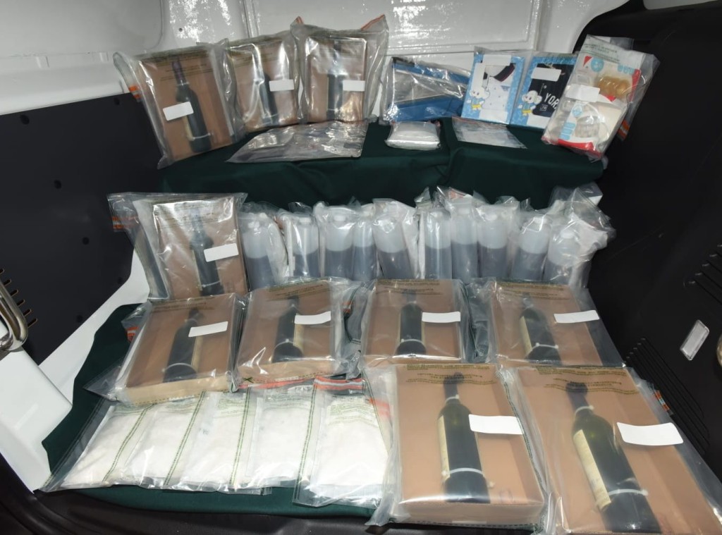 海關檢獲一批共約11.8公斤懷疑毒品,及毒品包裝工具。