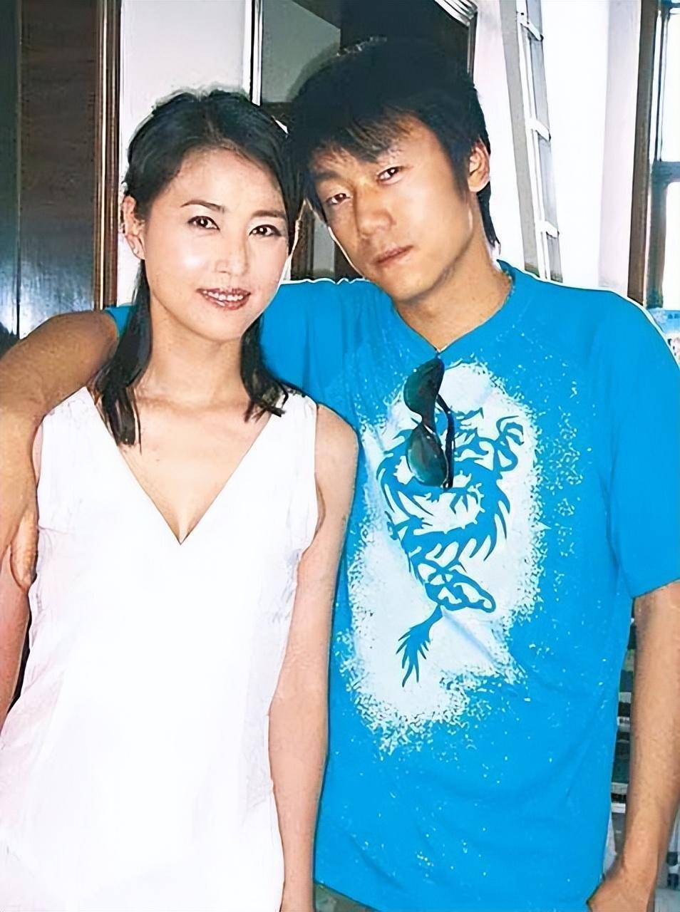 周海媚與內地建築師男友拍拖期間，2009年她也曾與比她小十多歲的內地歌手李貴府傳緋聞。