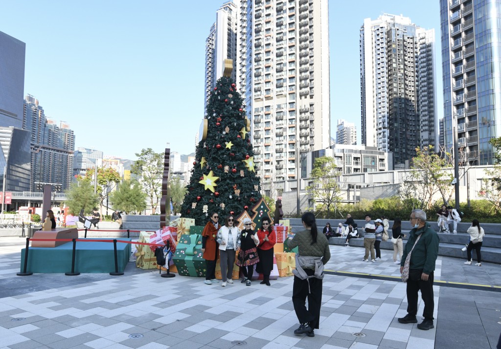 啟德體藝館前有一棵聖誕樹，吸引市民遊客打卡。