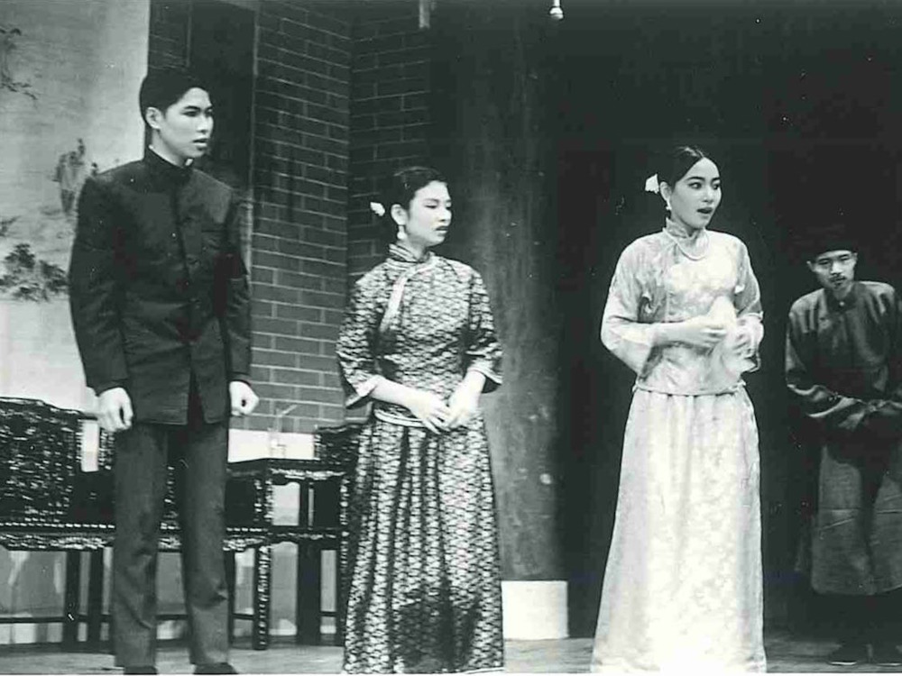 馬時亨(左一)於60年代末,中學四年級時初登香港大會堂表演。教大提供
