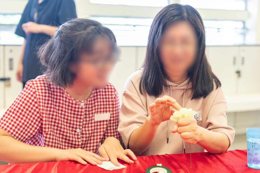 青少年在囚人士與母親一同製作手工花束。懲教署圖片 青少年在囚人士與母親一同製作手工花束。懲教署圖片