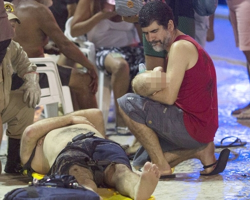 汽车冲入巴西里约沙滩人群致1死15伤。网上图片