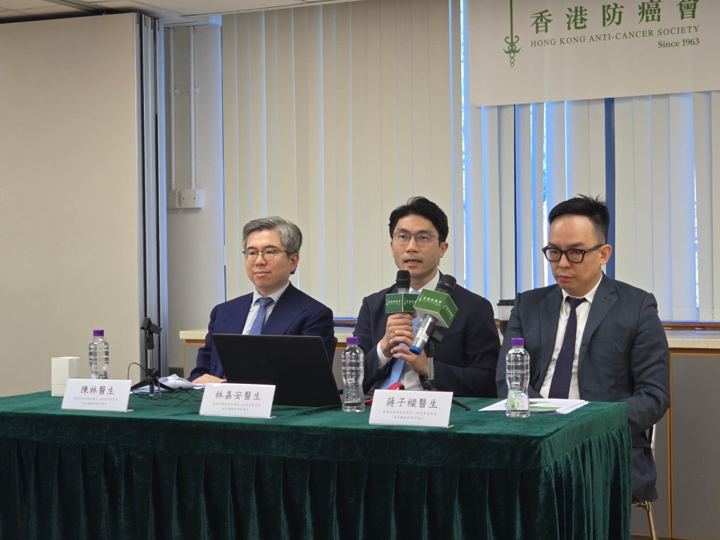 臨床腫瘤科專科醫生林嘉安(中)表示,香港防癌會「何鴻超教授紀念助醫計劃」至今已有20人受惠。歐翔泰攝 臨床腫瘤科專科醫生林嘉安(中)表示,香港防癌會「何鴻超教授紀念助醫計劃」至今已有20人受惠。歐翔泰攝