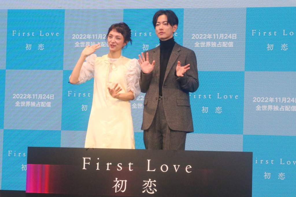 兩人出席活動心情勁好。