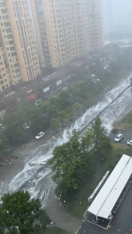 “白海豚”登陆台州后，椒江区工人西路出现海水倒灌。抖音