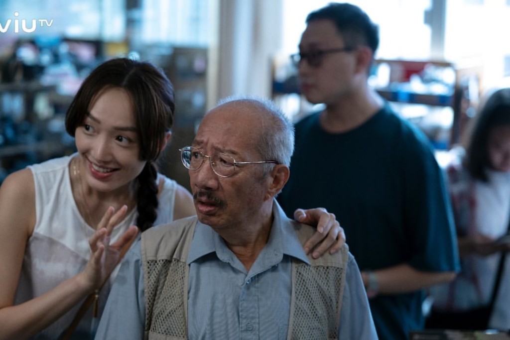 在ViuTV新劇《940920》，余子明飾演爺爺秋叔一角。