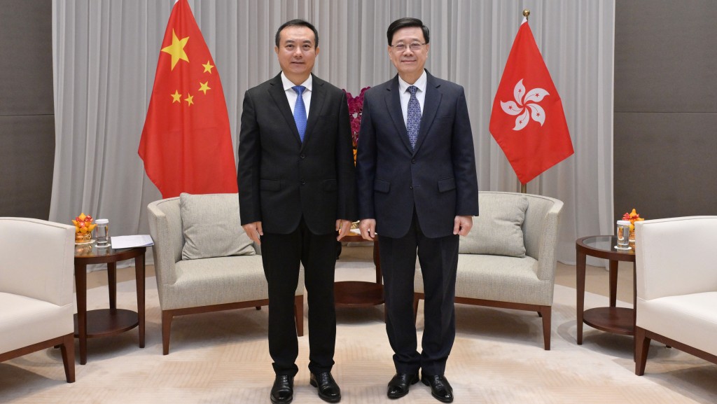 行政长官李家超（右）与珠海市委书记、广东省委横琴工委书记陈勇（左）会面。政府新闻处