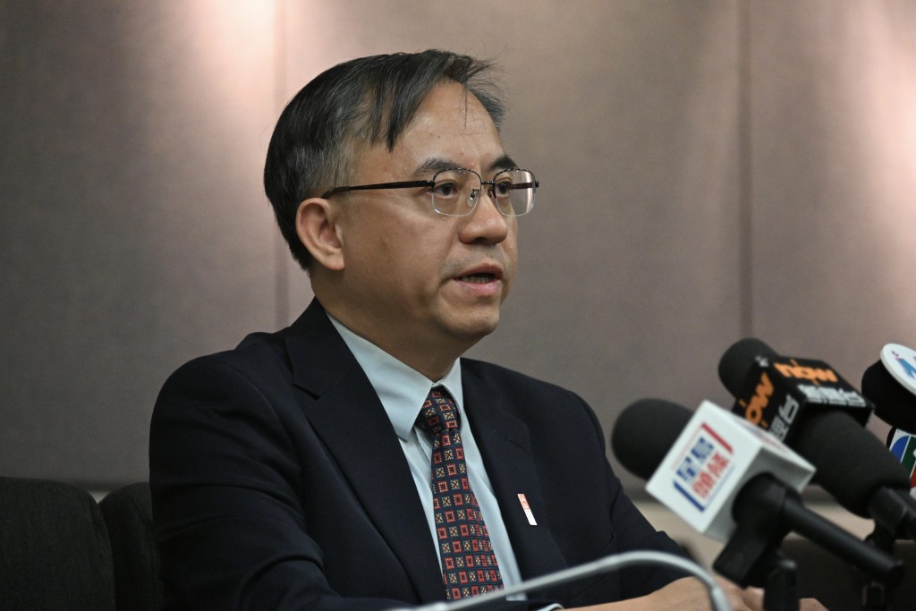 麥萃才指,預計年度盈餘下降的主因,是新一個年度出售資助房屋單位的平均售價降低。 麥萃才指,預計年度盈餘下降的主因,是新一個年度出售資助房屋單位的平均售價降低。