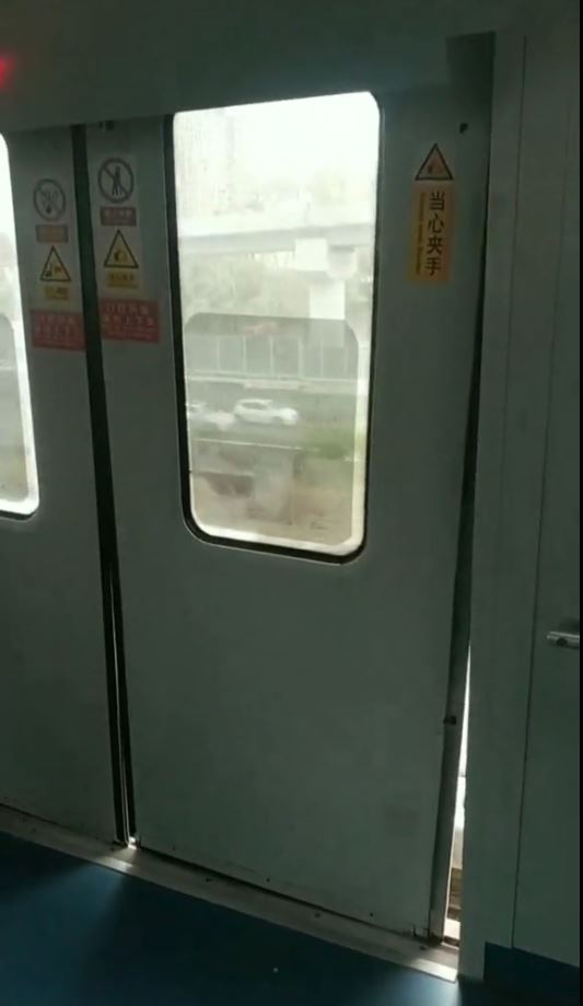 列車車門被撞至變形。影片截圖