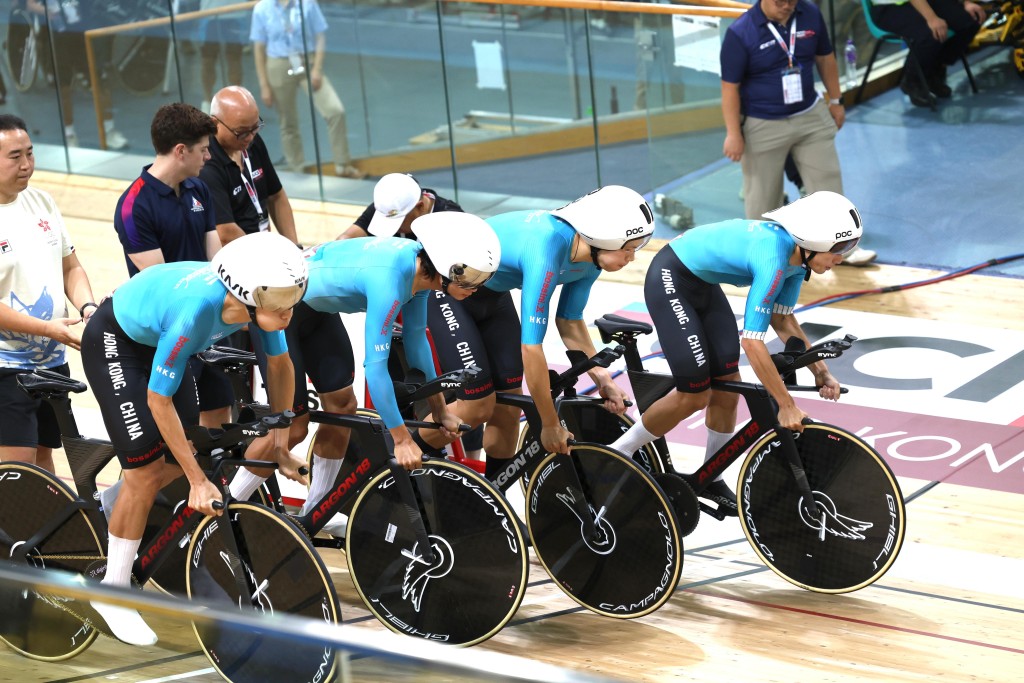 4位男子團體追逐賽代表繆正賢（右起）、伍柏亨、朱浚瑋及曹棨光周五外圍賽以4分02秒629踩出他們在「香港單車館」的最佳時間，最終得第10名，未能躋身決賽。徐嘉華攝