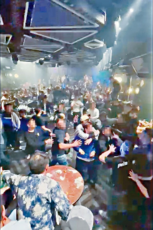 兩幫各逾10人的酒客互相指罵。