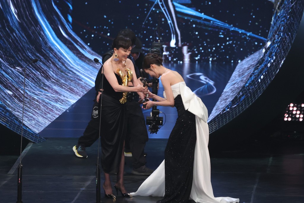 谢咏欣从刘嘉玲手中接过奖项。