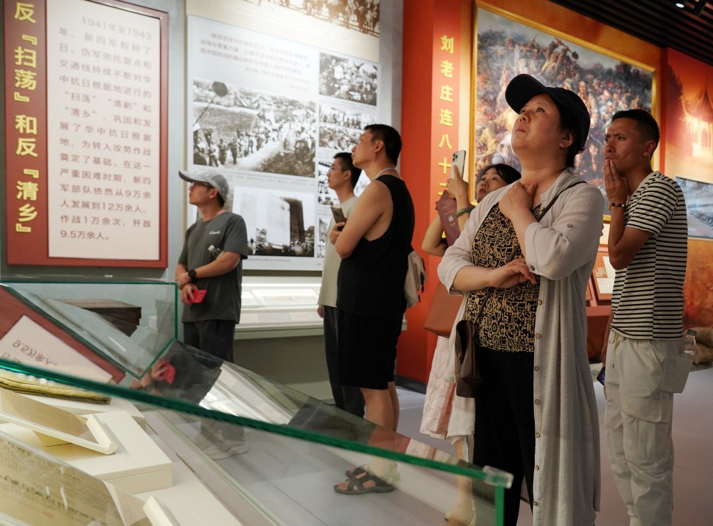 遊客在宛平城內的中國人民抗日戰爭紀念館內參觀抗戰爆發87周年專題展覽。（新華社）