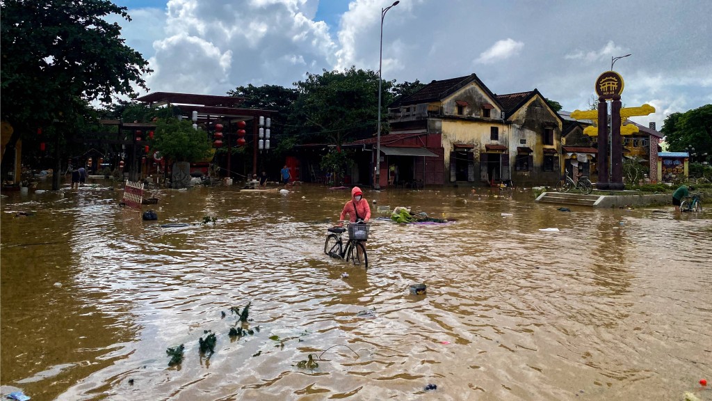 越南洪灾增至90死12人失踪。 路透社