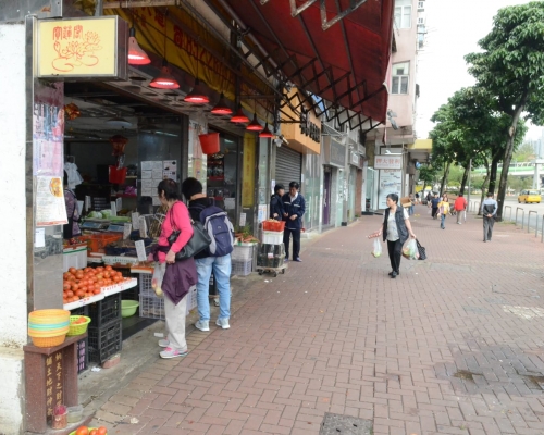 香港仔蔬果店女東主揮刀被警員制服。