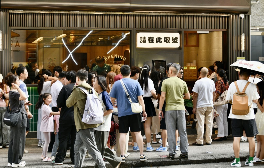 他预料当日餐饮业生意达3亿元。资料图片