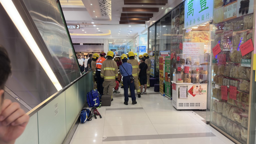 大批救援人員到場。 大批救援人員到場。