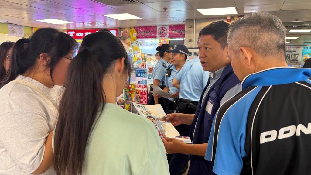 警員亦與場內年輕人交流，提醒他們遠離損友、堅拒毒品。