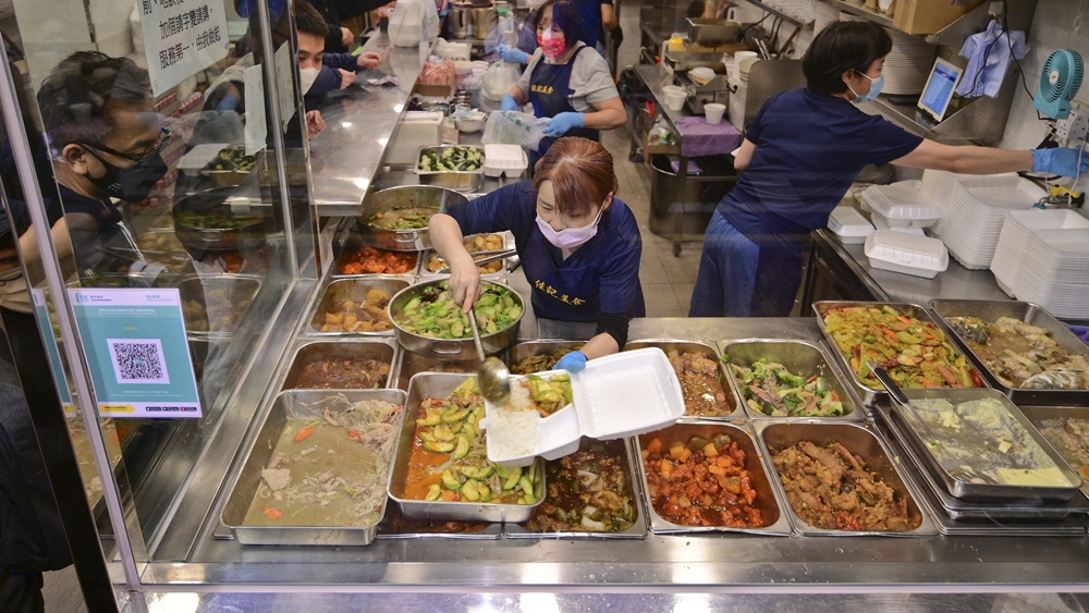 傍晚時分，不少市民幫襯灣仔軒尼詩道「佳記美食」兩餸飯店。