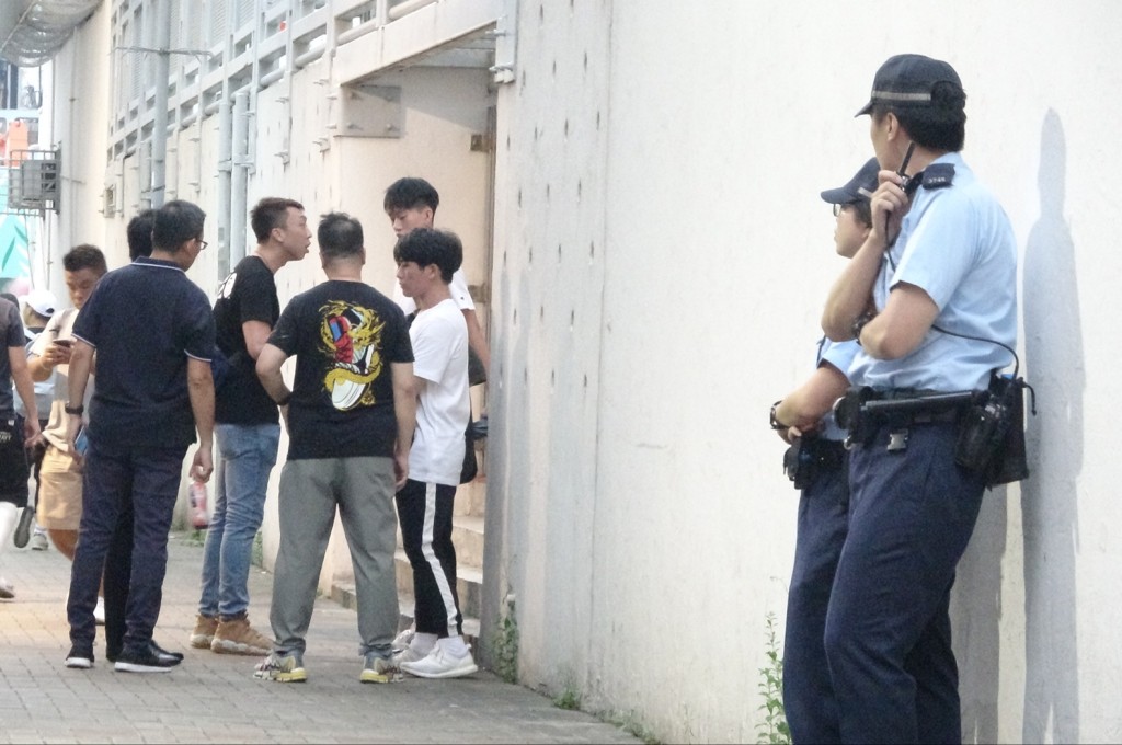 有警員截查聚集人士