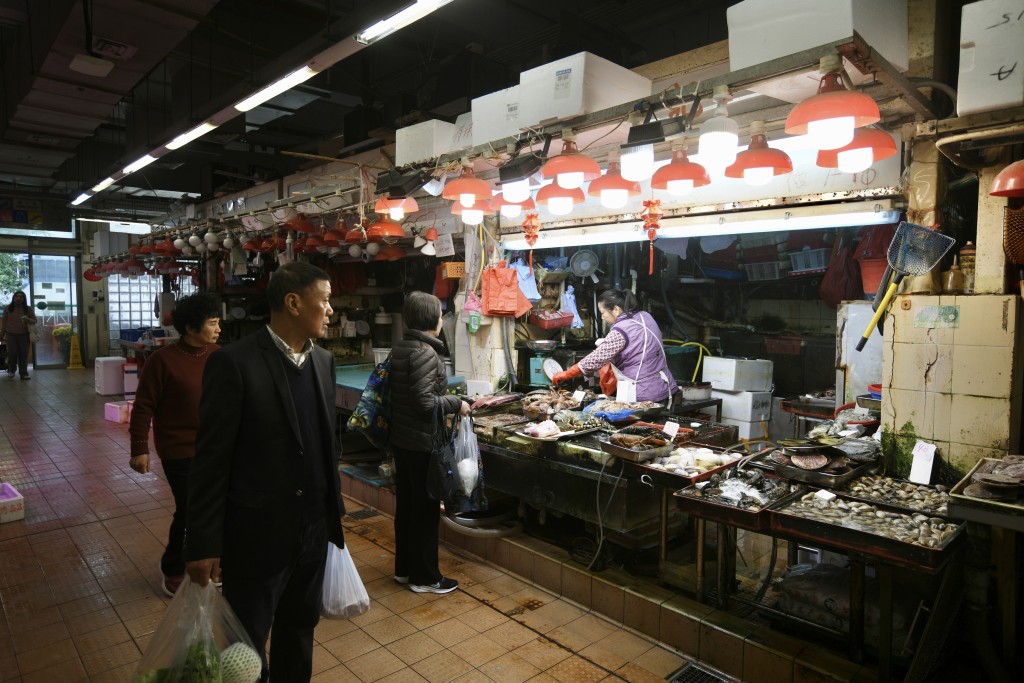 海鮮是市民煮開年飯的熱門食材之一。陳浩元攝