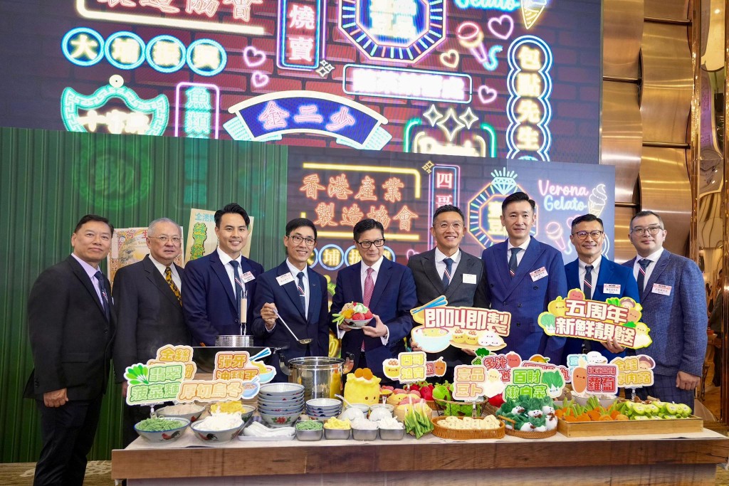 保安局局长邓炳强晚上出席了一个集合了多间香港品牌企业的活动。邓炳强FB图片 保安局局长邓炳强晚上出席了一个集合了多间香港品牌企业的活动。邓炳强FB图片