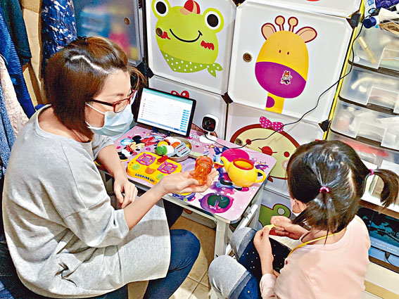 ■陈太成为「实习老师」，利用程式教育女儿「晞蕾」。