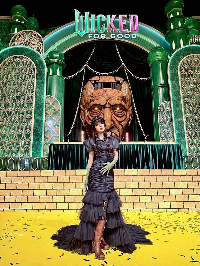 Marf打扮成戲中主角Elphaba的經典造型致敬。