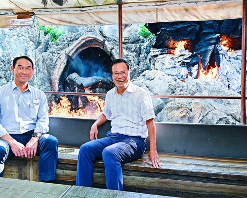 (右起)煤氣公司副常務董事黃維義、香港迪士尼樂園度假區機動遊戲與演出，科學系統及質量工程經理陳碧鴻在「上帝峽谷」中，感受紅紅烈火和澎湃河流的場景。