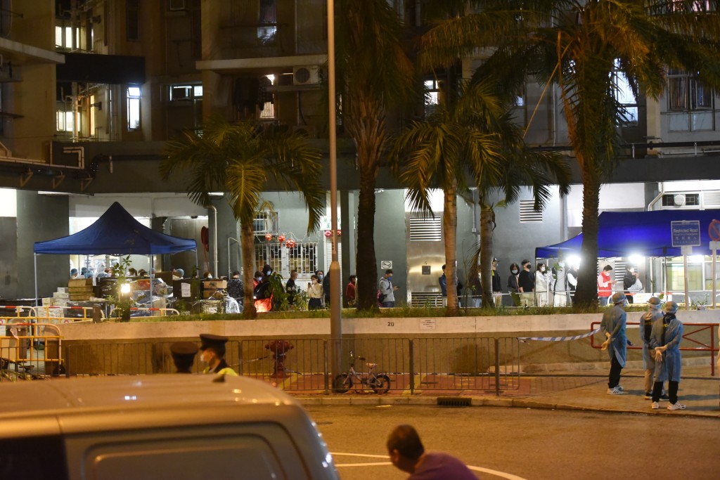 政府凌晨4時圍封葵涌邨映葵樓，居民須強檢。 