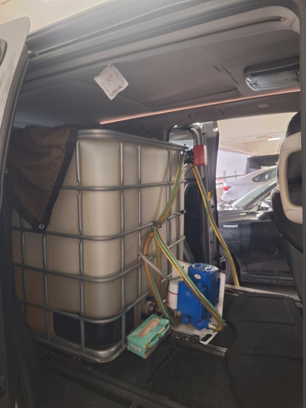 3月18日，消防處聯同海關在牛頭角樂華北邨停車場瓦解流動非法加油站，查獲兩部進行非法燃油轉注活動的車輛，兩名涉案男子被捕。