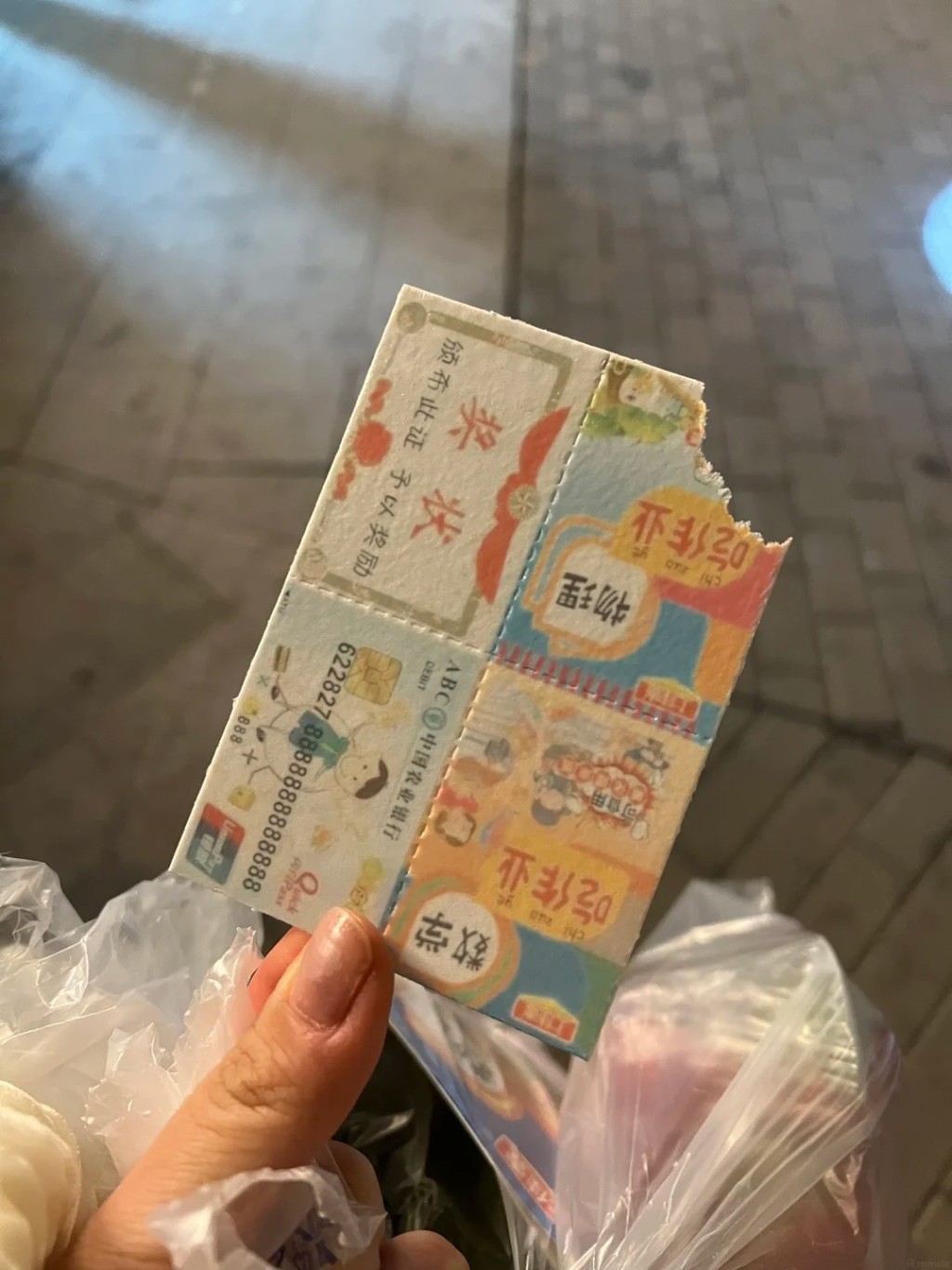 可食用课本零食在内地走红。小红书