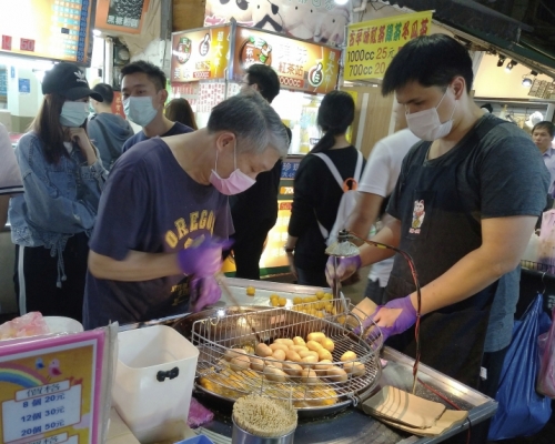 台灣夜市,民眾都戴上口罩。AP