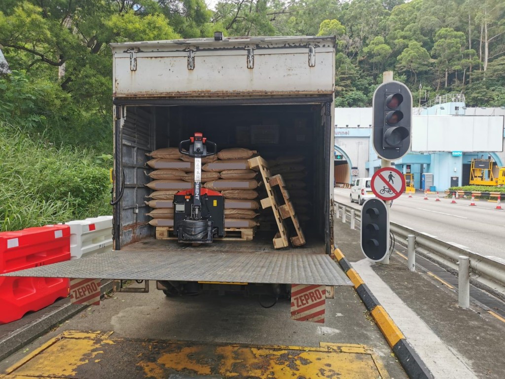 警方打擊貨車超載行動。
