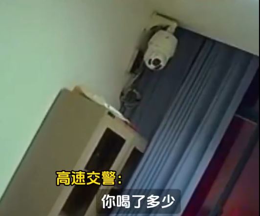 姜男飲了1.5公斤白酒後靠智駕開車上高速公路，途中睡著。澎湃新聞