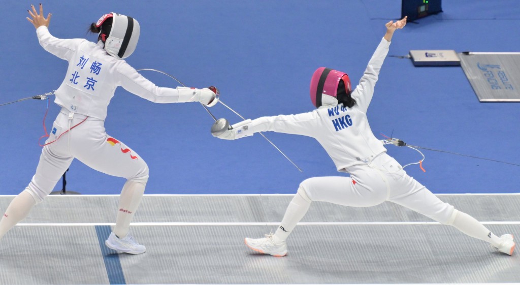 4位香港女子重剑代表在赛事中拼尽全力、每剑必争,虽然最后不敌对手北京,但她们的拼劲和出色表现已赢得所有在场观众的敬佩和喝采。陈茂波FB图片 4位香港女子重剑代表在赛事中拼尽全力、每剑必争,虽然最后不敌对手北京,但她们的拼劲和出色表现已赢得所有在场观众的敬佩和喝采。陈茂波FB图片